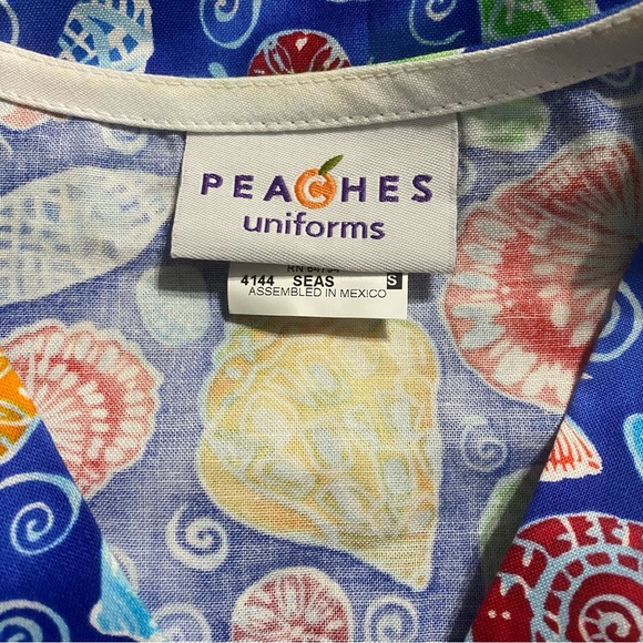 NWT Peaches Blue Seashell Print V Neck Scrub Top - Picture 4 of 5